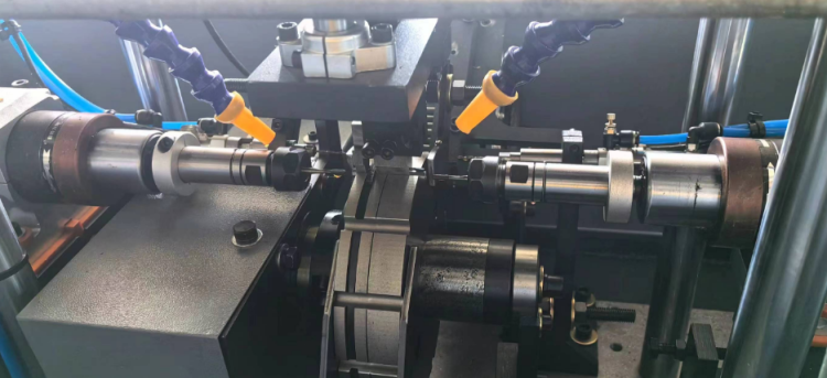 新增兩臺自動化的攻牙設(shè)備：雙伺服和轉(zhuǎn)盤自動攻牙機(jī)